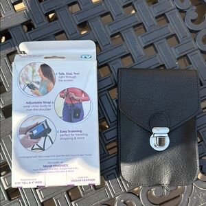 NWB Touch Screen Purse with Metal Clasp & Slots for Credit Cards - One Fits All